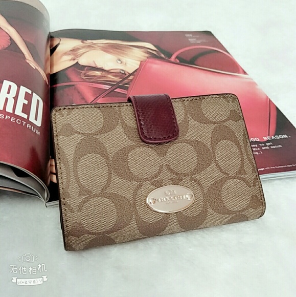 Coach Signature Medium Corner Zip Wallet NWT - Picture 1 of 8